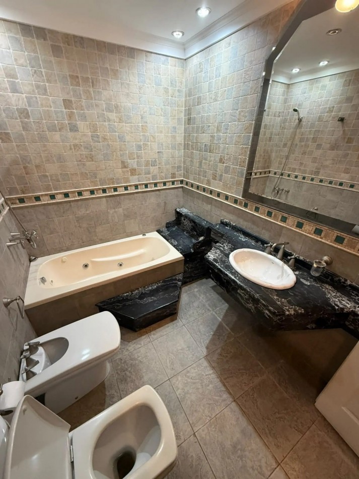 CHALET TRES AMBIENTES CON PATIO Y TERRAZA EN BARRIO LOS CEDROS