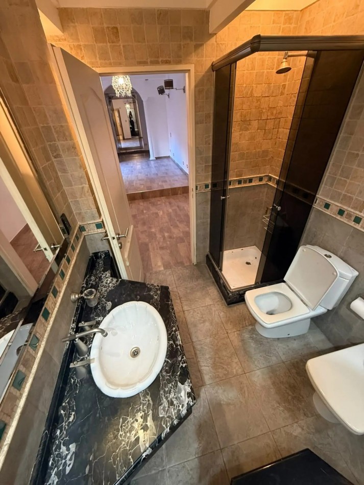 CHALET TRES AMBIENTES CON PATIO Y TERRAZA EN BARRIO LOS CEDROS