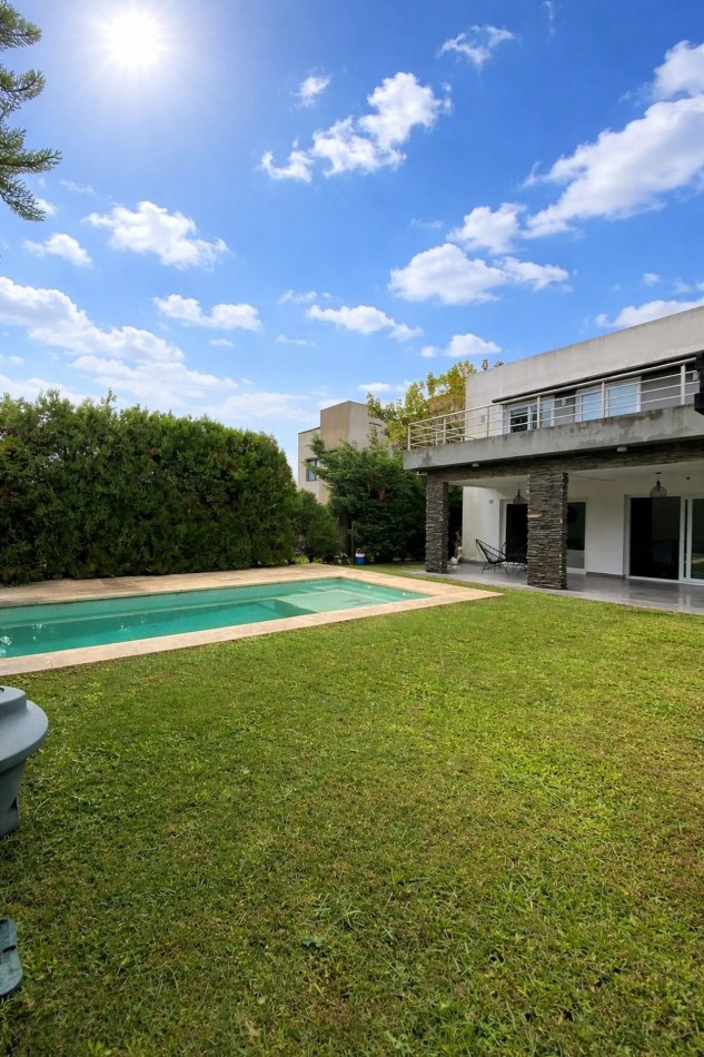 CASA EN ALQUILER CINCO AMBIENTES - ALTOS DE HUDSON II