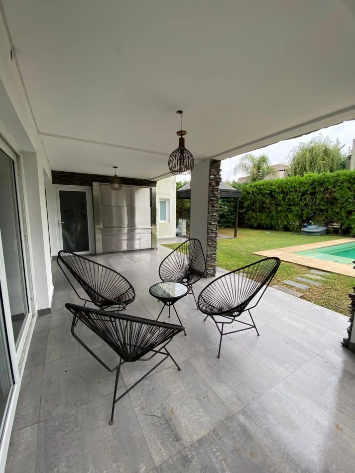 CASA EN ALQUILER CINCO AMBIENTES - ALTOS DE HUDSON II