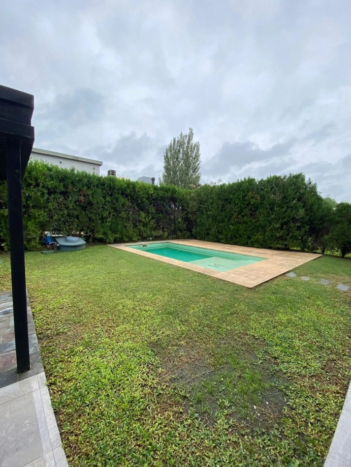 CASA EN ALQUILER CINCO AMBIENTES - ALTOS DE HUDSON II