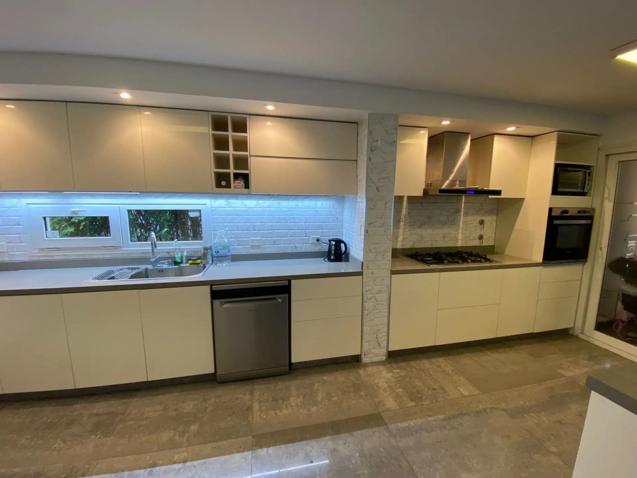 CASA EN ALQUILER CINCO AMBIENTES - ALTOS DE HUDSON II