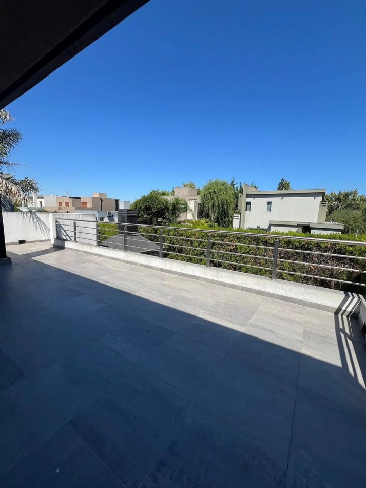 CASA EN ALQUILER CINCO AMBIENTES - ALTOS DE HUDSON II
