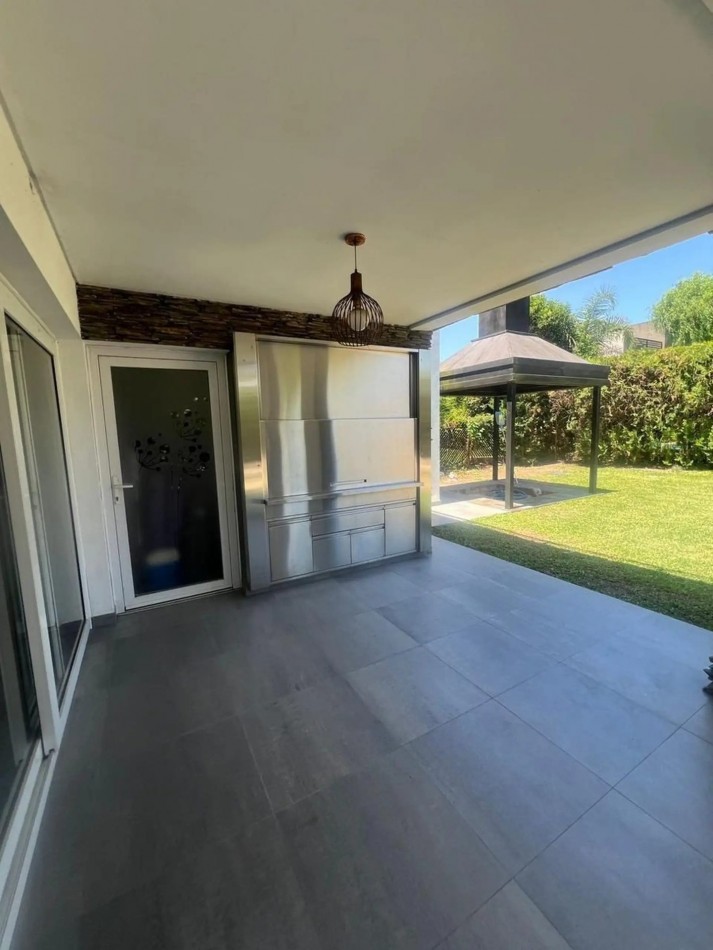 CASA EN ALQUILER CINCO AMBIENTES - ALTOS DE HUDSON II