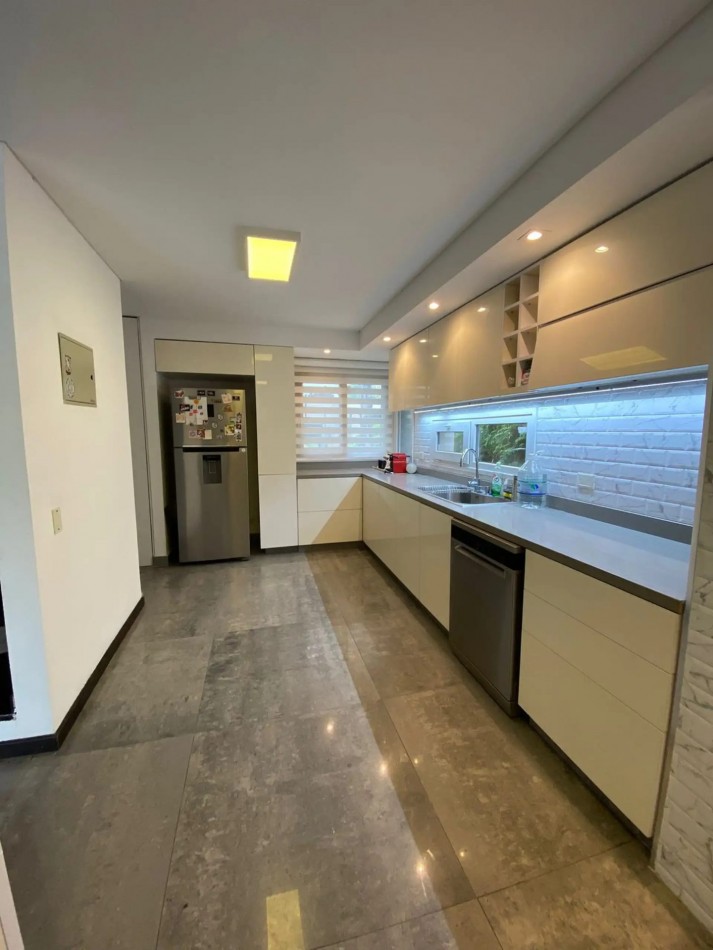 CASA EN ALQUILER CINCO AMBIENTES - ALTOS DE HUDSON II