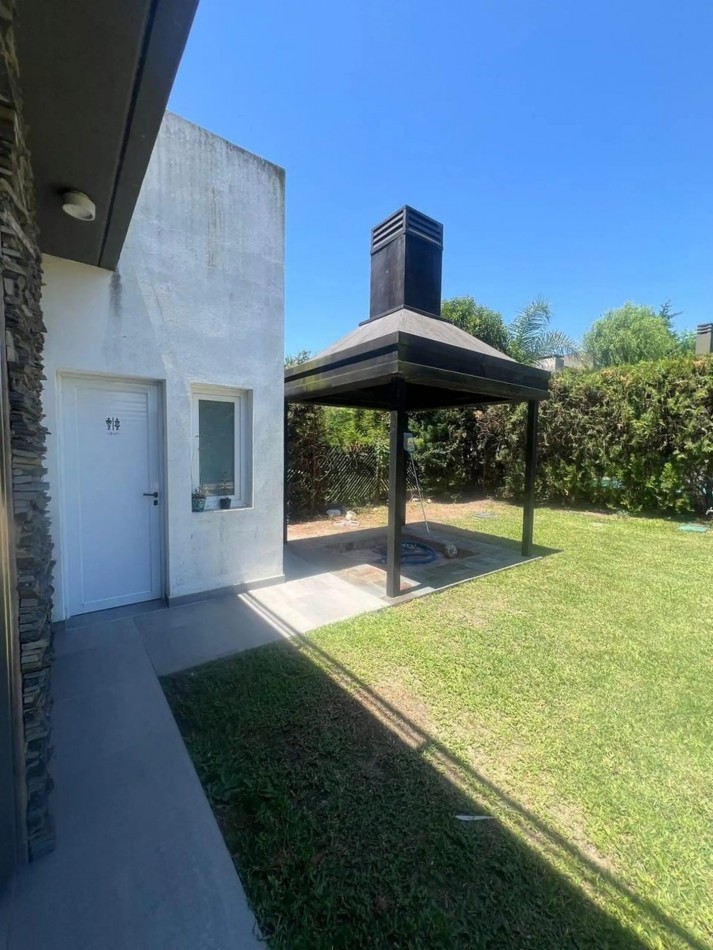CASA EN ALQUILER CINCO AMBIENTES - ALTOS DE HUDSON II