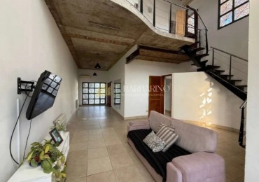 Casa 5 ambientes con piscina en venta en Quilmes Centro