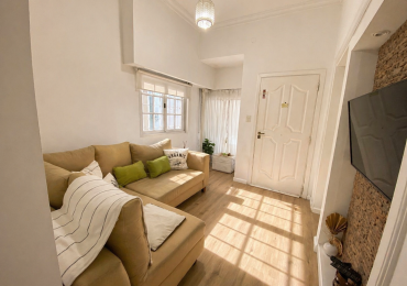 Imperdible casa 2 ambientes con patio y cochera en Barrio Parque Bernal ¡Excelente estado!
