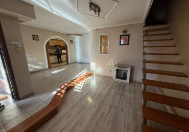 CHALET TRES AMBIENTES CON PATIO Y TERRAZA EN BARRIO LOS CEDROS